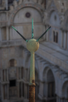 Parafulmine: dettaglio di uno dei parafulmini presenti sulle terrazze della torre dell&rsquo;orologio in piazza San Marco a Venezia