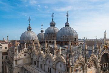 Obraz premium Basilica di San Marco: veduta delle cupole e della terrazza della basilica di San Marco dalla torre dell’orologio in una giornata autunnale