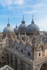 Obraz premium Basilica di San Marco: veduta delle cupole e della terrazza della basilica di San Marco dalla torre dell’orologio in una giornata autunnale