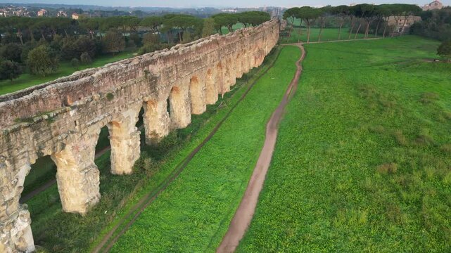 Vista aerea del parco degli acquedotti a Roma. Storia millenaria dell'impero Romano sull'Appia antica.