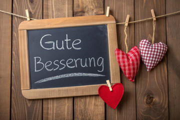 Gute Besserung &ndash; herzliche W&uuml;nsche auf einer Tafel

