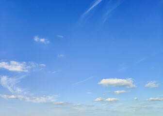 Obraz premium Expansive Blue Sky with Soft, Wispy Clouds for Serenity and Calm