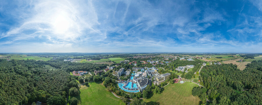 Ausblick &uuml;ber den Kurort Bad F&uuml;ssing am Inn im Niederbayersichen B&auml;derdreieck 