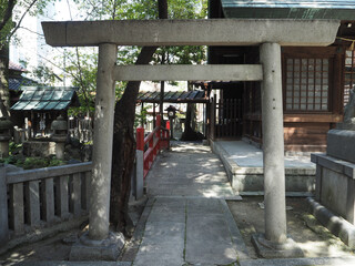 住宅街にある神社の意思でできた鳥居