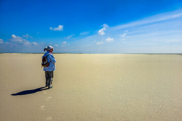 Seniorin am Nordseestrand von St. Peter Ording