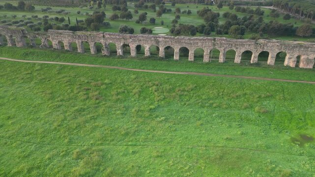 Vista aerea del parco degli acquedotti a Roma. Storia millenaria dell'impero Romano sull'Appia antica.