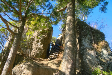 千葉の高宕山、大岩の上にある山頂