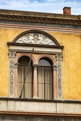 Obraz premium Windows of the old building