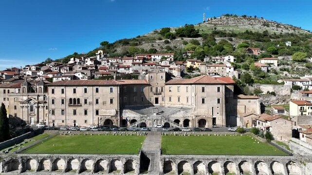 Il centro storico di Palestrina, Roma, Italia.
Vista panoramica del sito archeologico e di Palazzo Barberini a Palestrina. Giorno.