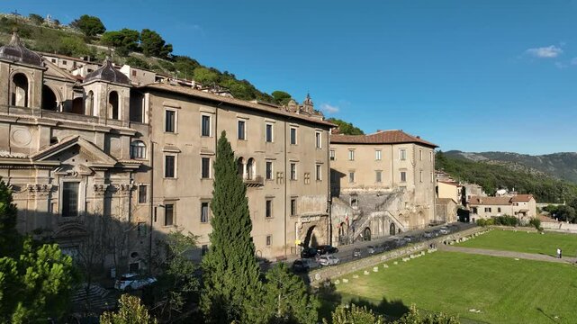 Il centro storico di Palestrina, Roma, Italia.
Vista panoramica del sito archeologico e di Palazzo Barberini a Palestrina. Giorno.