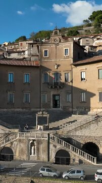 Il centro storico di Palestrina, Roma, Italia.
Vista panoramica del sito archeologico e di Palazzo Barberini a Palestrina. Giorno.