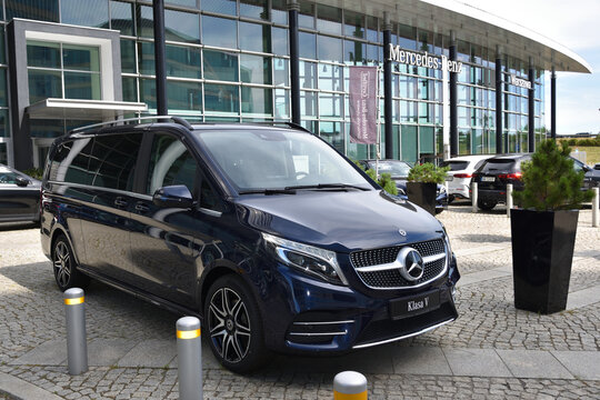 Mercedes-Benz V 300d 4matic Class V, blue van, closeup, exposition at Mercedes-Benz Warszawa dealer salon. WARSAW, POLAND - AUGUST 2, 2020
