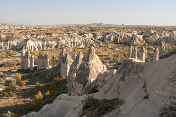 Vista del Love Valley con las típicas rocas a punta de la Capadocia, Turquía.