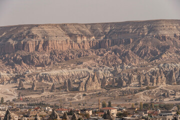Vista panorámica de las montañas de la Capadocia, con los típicos conos de rocas lávicas....
