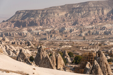 Vista panorámica de las montañas de la Capadocia, con los típicos conos de rocas lávicas....