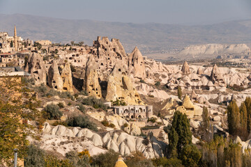 Vista panorámica de las montañas de la Capadocia, con los típicos conos de rocas lávicas....