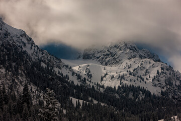 Obraz premium Zailiysky Alatau mountain range in the northwest of the Tien Shan near the city of Almaty in Kazakhstan.
