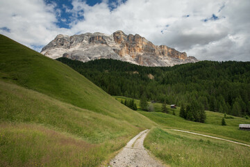 Fototapeta premium Dolomiti, Alta Badia, Italia - Escursione dal Santuario del Sasso di Santa Croce ai prati dell'Armentara (ai “Roda de Armentara”)