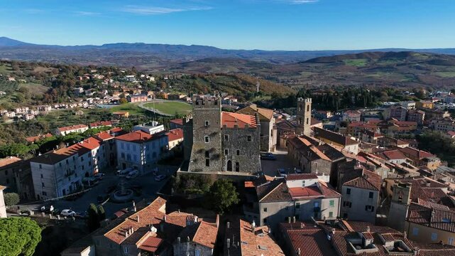Il borgo medievale di Manciano nella Maremma Toscana, Italia.
Vista aerea di Manciano, meta turistica delle colline toscane.