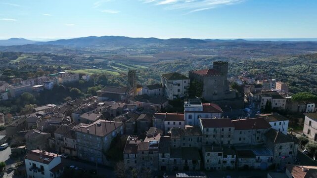 Il borgo medievale di Manciano nella Maremma Toscana, Italia.
Vista aerea di Manciano, meta turistica delle colline toscane.