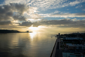 Obraz premium Sunrise illuminating the tagus river in lisbon, portugal
