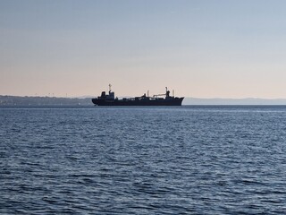 Obraz premium oil tanker at sunset