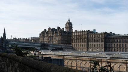 Naklejka premium North british hotel dominating edinburgh skyline from calton hill