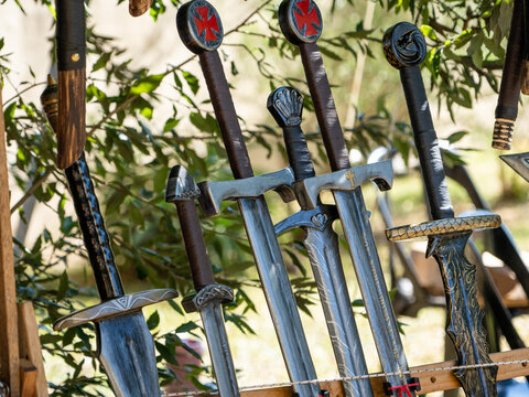 Exhibici&oacute;n de espadas medievales en tienda de feria al aire libre