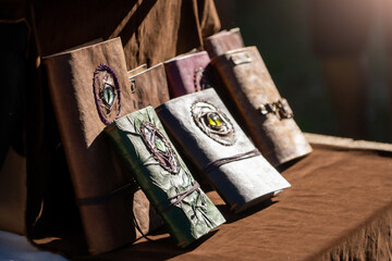 Libros de magia expuestos en feria medieval. Grimorios y hechizos de magia © Javier