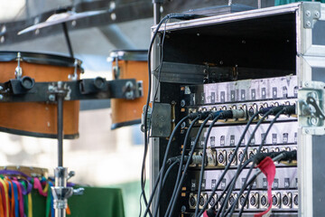 Equipamiento de sonido en recital de música en vivo