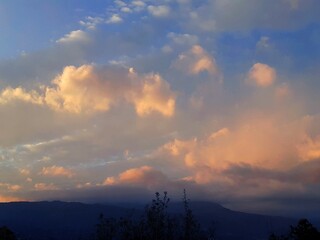Le nuvole dorate del tramonto.