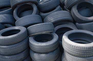 Obraz premium Heap of tires in front of the car workshop
