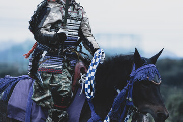 刀を構えた騎馬武者