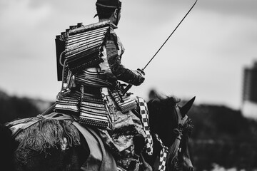 刀を構えた騎馬武者
