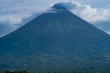 Fototapeta premium Mayon Volcano in Albay emitting steam.