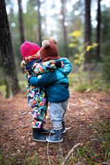 Deux jeunes enfants bébés se font un câlin dans la nature