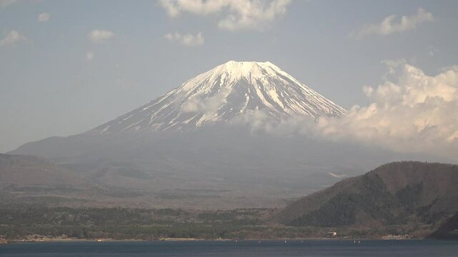 富士山の裾野と湖を前に聳える富士山、タイムラプス、固定撮影