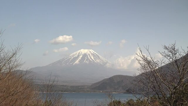 富士山の裾野と湖を前に聳える富士山、タイムラプス、固定撮影