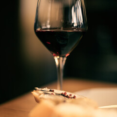 Calice di vino rosso in ristorante molto di lusso e raffinato, primo piano dettagliato del vino e...