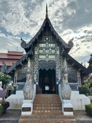 Fototapeta premium Stunning wooden temple bedecked with jewels (Chiang Mai, Thailand)
