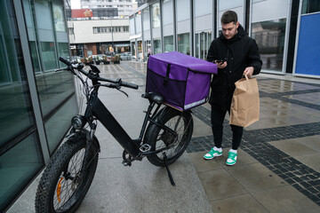 Obraz premium courier on a bicycle courier on a bicycle