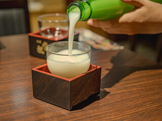 濁り酒を注ぐ
