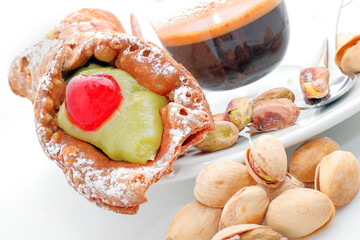 cannolo siciliano e caffè