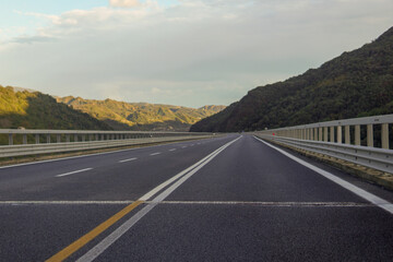 Fototapeta premium A highway that runs through the mountains and offers magnificent views of the mountain peaks.