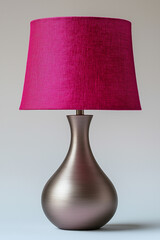 Photo studio d'une lampe de table moderne avec base en acier bross&eacute; et abat-jour en lin color&eacute;, design minimaliste, sur fond blanc