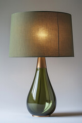 Photo studio d'une lampe de table moderne avec base en acier bross&eacute; et abat-jour en lin color&eacute;, design minimaliste, sur fond blanc