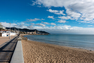 Paisaje mediterr&aacute;neo con playa y mar.