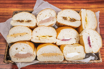 バスケットに詰まったコッペパン