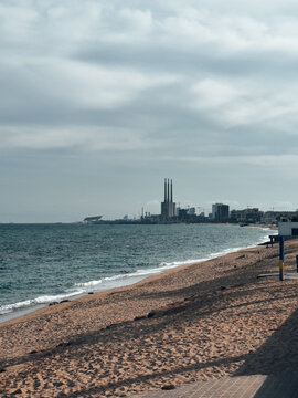 Playa de Badalona, ​​ciudad cercana a Barcelona, ​​Espa&ntilde;a. Tres chimeneas de la central t&eacute;rmica
