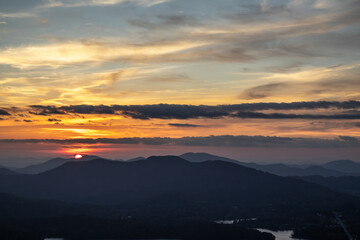 Obraz premium Various stages of the sunset over Lake Hiawassee from the summit of Bell Rock Mountain in Hiawassee, Georgia